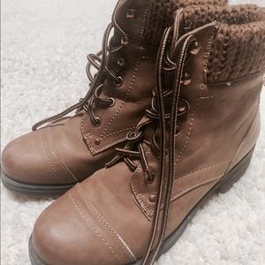 Steve Madden tan lace up boot